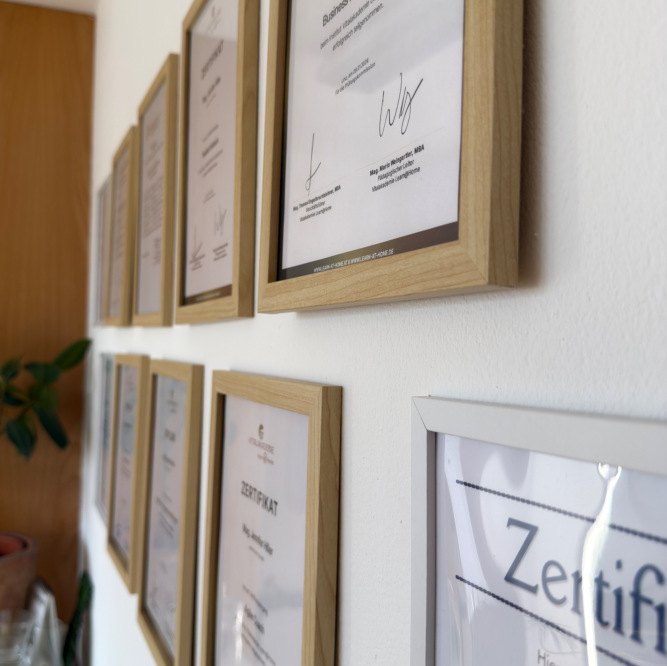 Diplome und Zertifikate